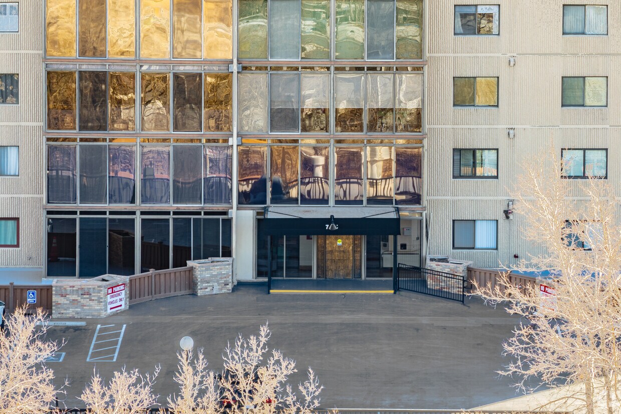 Entrance - Candlewyck Condominiums