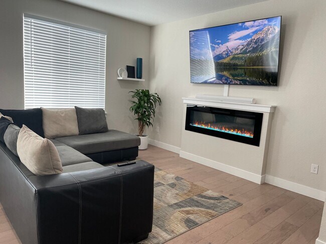 Building Photo - Beautiful 3 Bed 2 Bath Townhouse with W/D ...