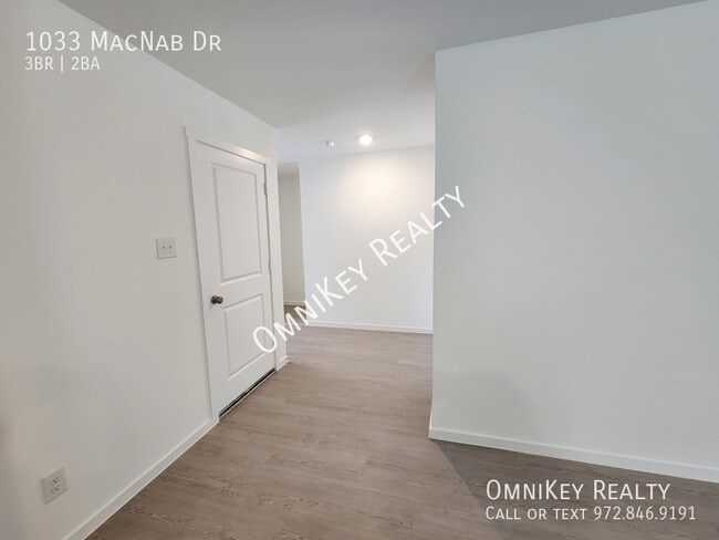Building Photo - 1033 Macnab Dr