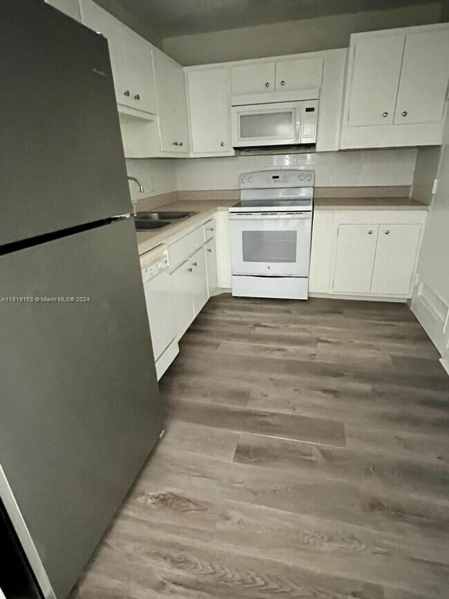 Building Photo - 400 Kings Point Dr