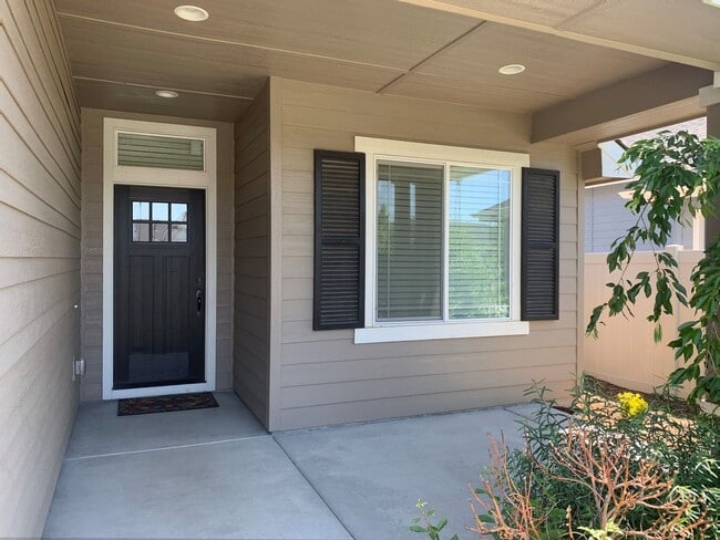 Building Photo - Beautiful 3 bed 2 bath home in the Eaglefi...