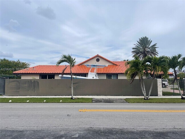 Foto del edificio - 6790 SW 105th Ave