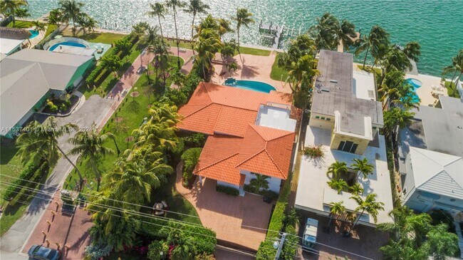 Building Photo - 1700 Bay Dr