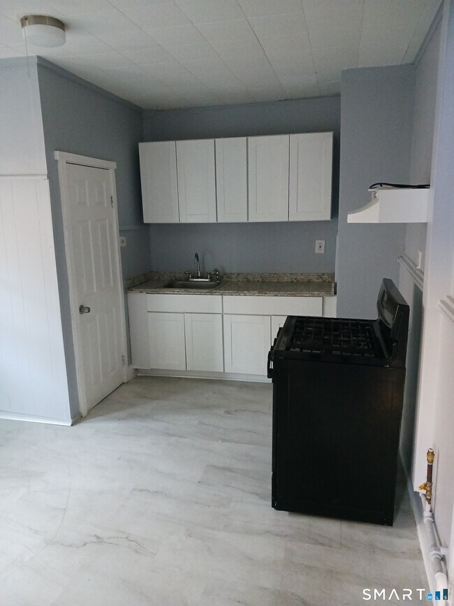 Building Photo - 26 Crescent St