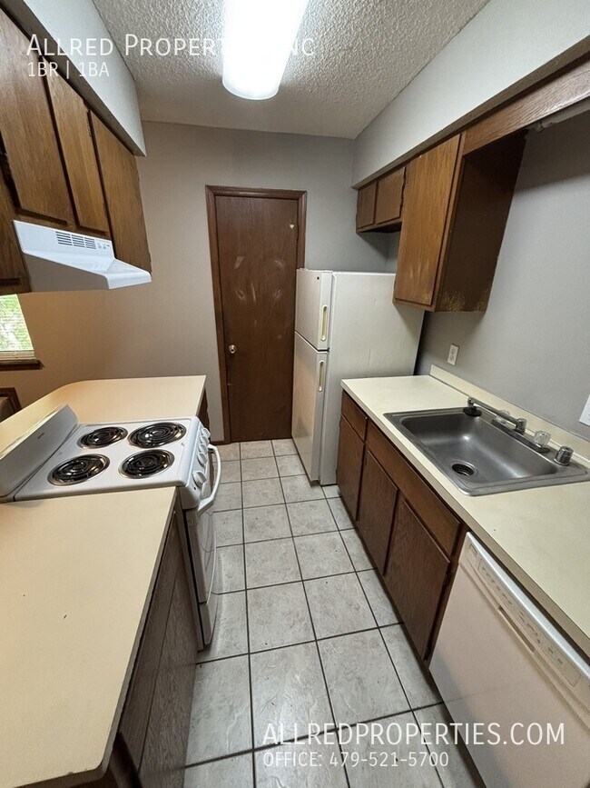 Foto del edificio - 1390 W Wedington Dr