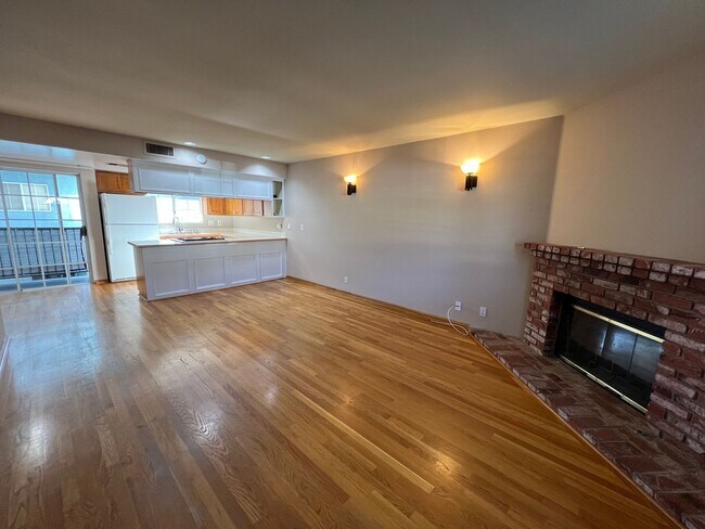 Foto del edificio - 2 bed / 2 bath two story in prime La Cresc...