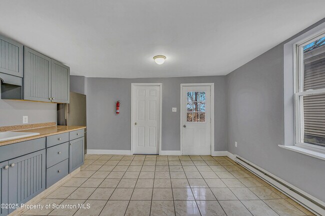 Building Photo - 916 W Linden St