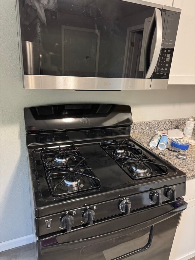 Building Photo - Freshly remodeled 2 bed 1bath on a cozy co...
