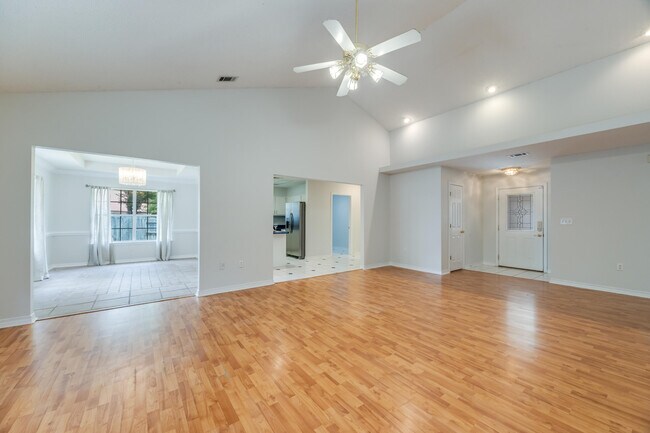 Foto del edificio - 2803 MacGregor Ln