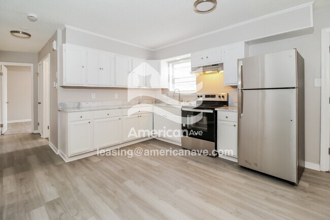 Building Photo - 121 Lindenhurst Dr