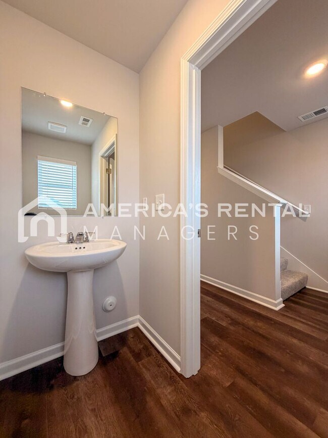 Foto del edificio - Townhome on Driftwood Lane for Rent! Available to View with 48 Hour Notice!!!