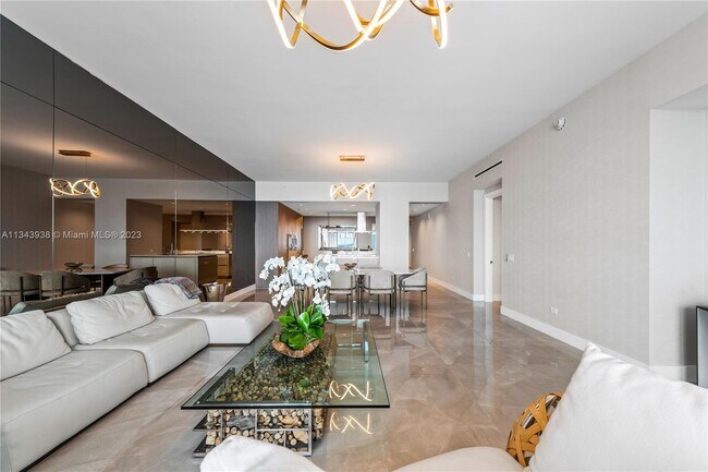 Foto del edificio - 18501 Collins Ave