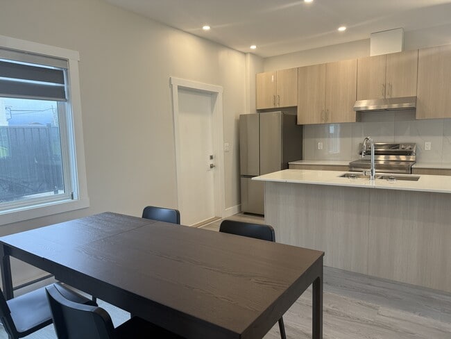 Building Photo - 4808 Lazelle Ave