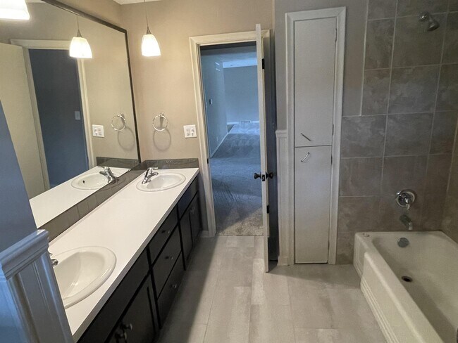 Building Photo - 2537 St Thomas Dr