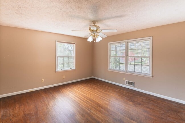Building Photo - Updated 5BR Home in Morrow with New Carpet and Spacious Yard