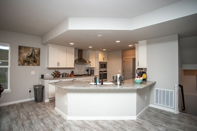 Building Photo - Beautiful Home Located in Prestigious Flyi...