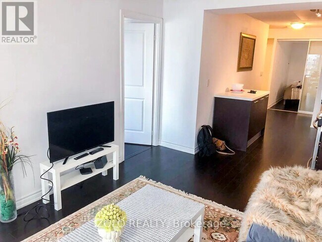 Building Photo - 386 Yonge St