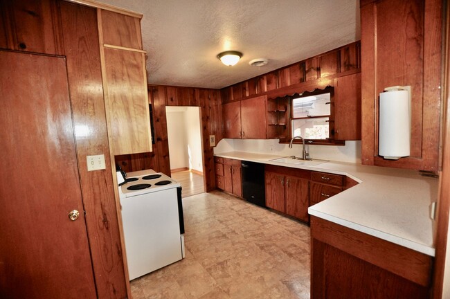 Foto del edificio - FOR LEASE! Nice 5 BR - 3 Bath - 2,600+ sf ...