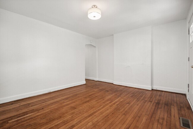 Foto del edificio - Charming 1 Bedroom, 1 Bathroom Duplex in O...