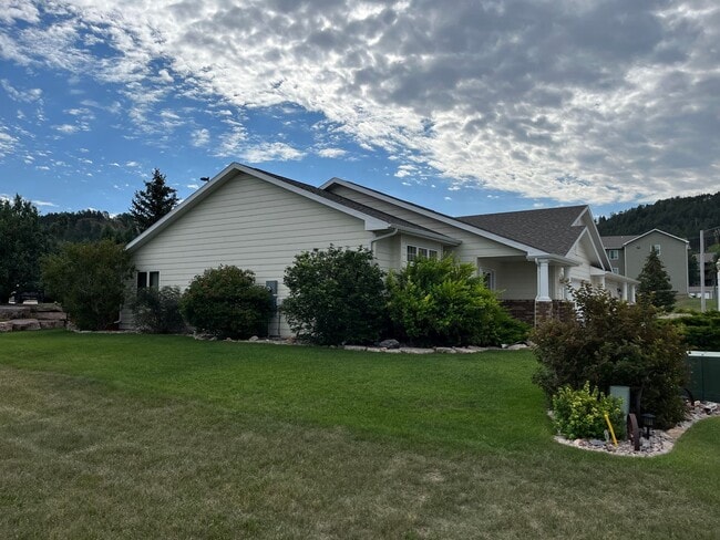 Building Photo - 55 and Older Community - 2 Bed, 2 Bath Tow...