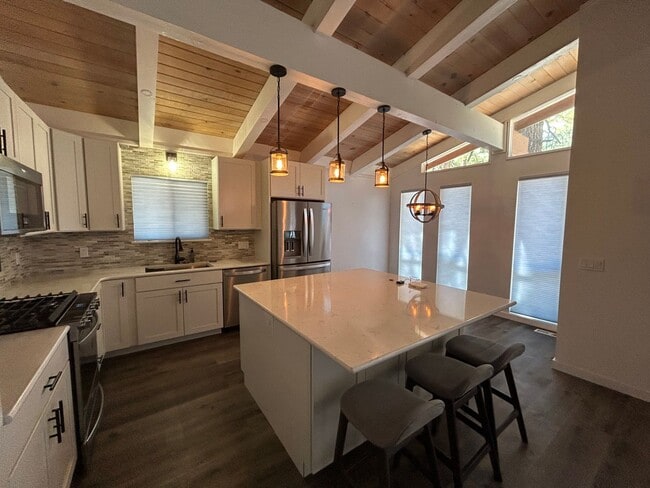 Building Photo - Gorgeous Location Near Heavenly - 3 Bed, 2...