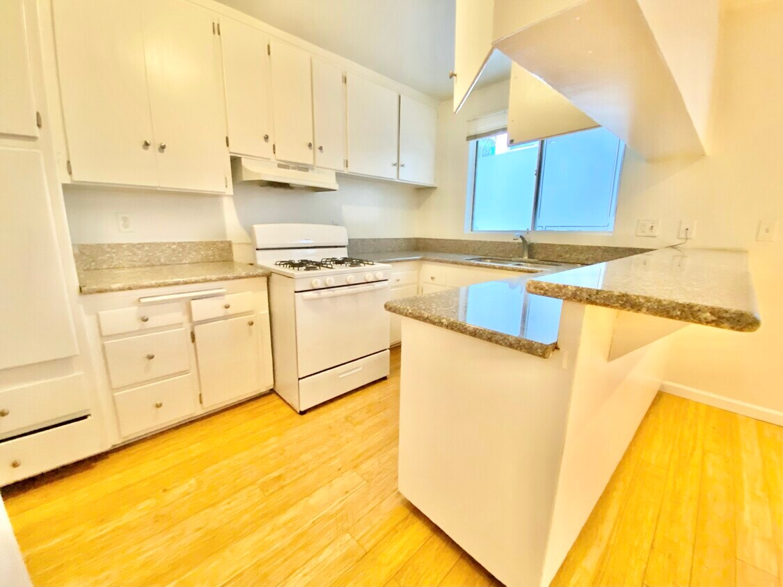 Foto principal - 4033 W Sunset Blvd