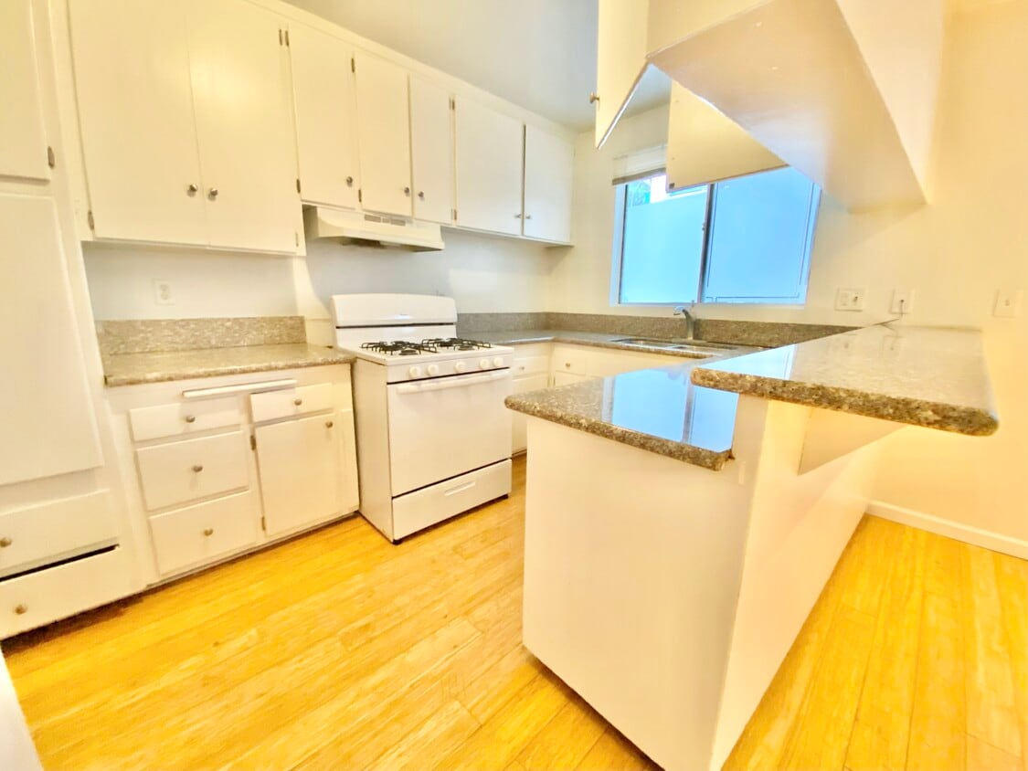 Primary Photo - 4033 W Sunset Blvd