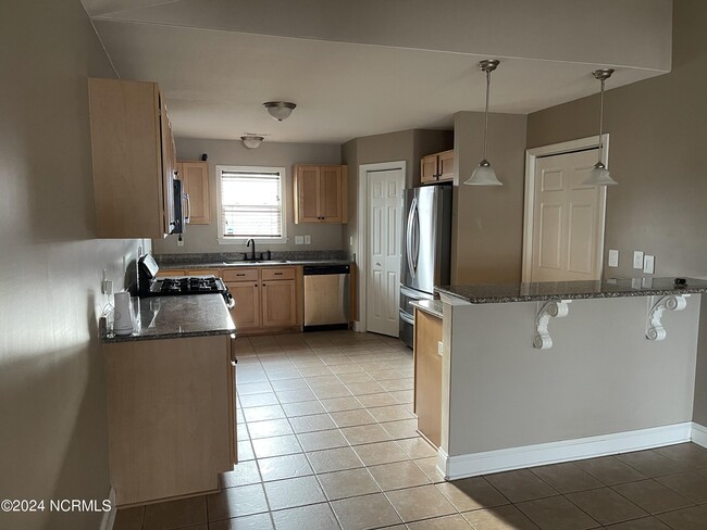 Building Photo - 415 Elsmore Dr