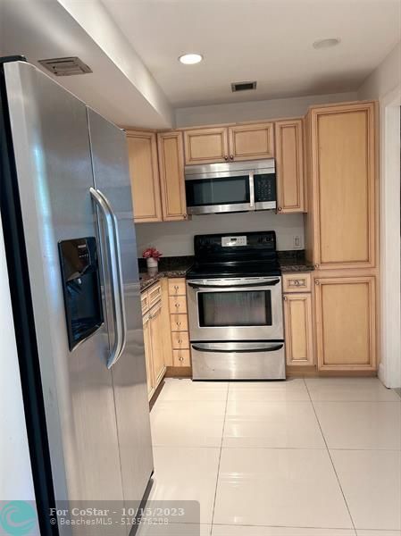 Building Photo - 2950 N Palm Aire Dr