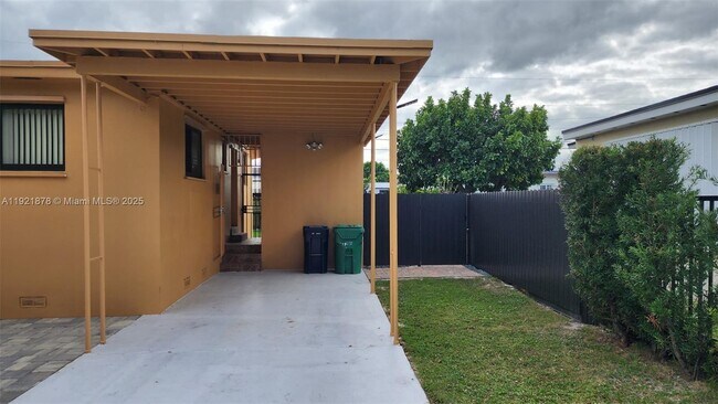 Foto del edificio - 8010 SW 16th St