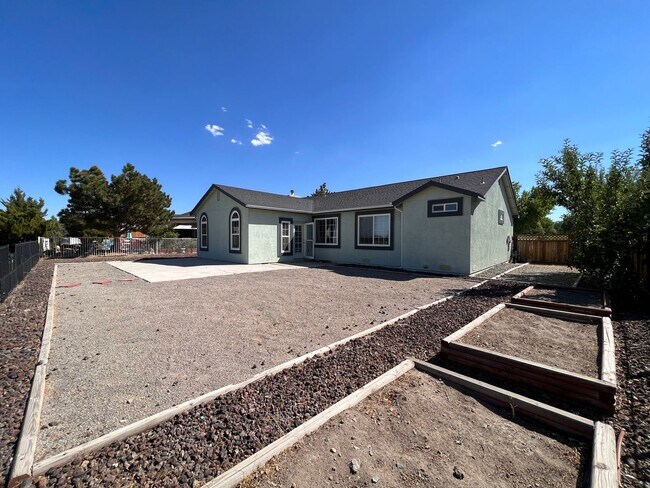 Foto del edificio - Charming 3 Bedroom 2 Bathroom Desert Lakes Home, Fernley
