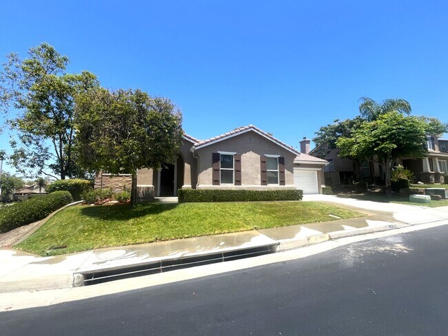Foto del edificio - 3 bed, 2 bath located in Corona, CA!