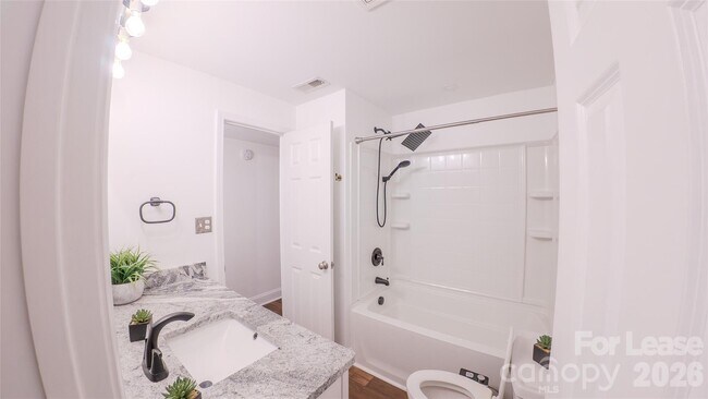 Foto del edificio - 100 Willow Run Dr