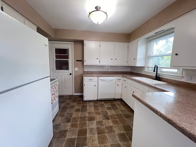 Building Photo - Byron Center schools - Ranch - Move in Ready!