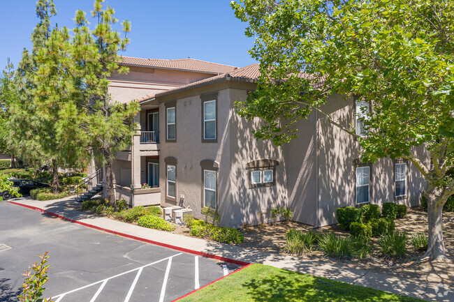 Foto principal - Crocker Oaks Apartments