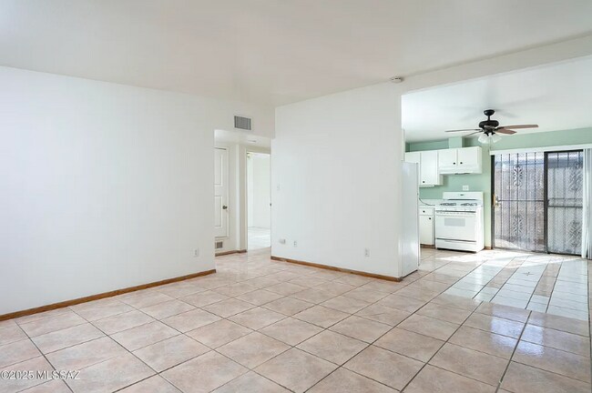Foto del edificio - 803 E Holaway Dr
