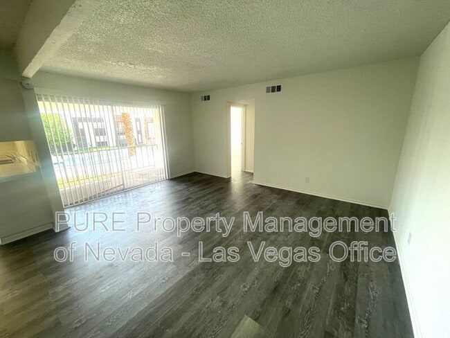 Building Photo - 1405 E Vegas Valley Dr