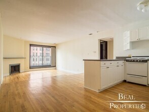 Building Photo - 1220 N La Salle Dr