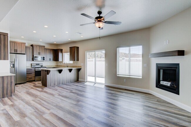 Building Photo - Newer 3 bedroom 2.5 bath Townhome in Cedar...
