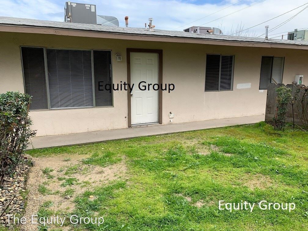 Primary Photo - 529 E Kaweah Ave