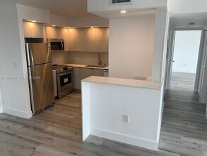 Building Photo - 1450 Brickell Bay Dr