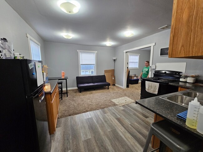 Foto del edificio - 807 Maple Ave