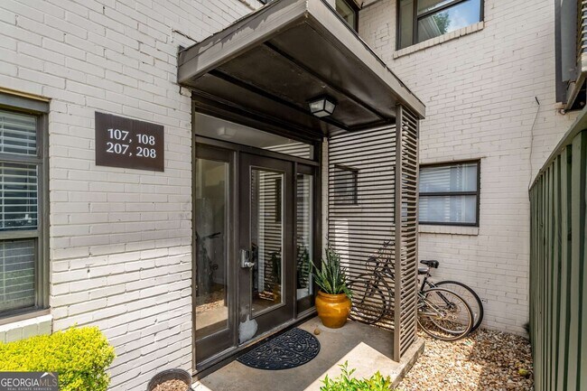 Foto del edificio - 818 Greenwood Ave NE