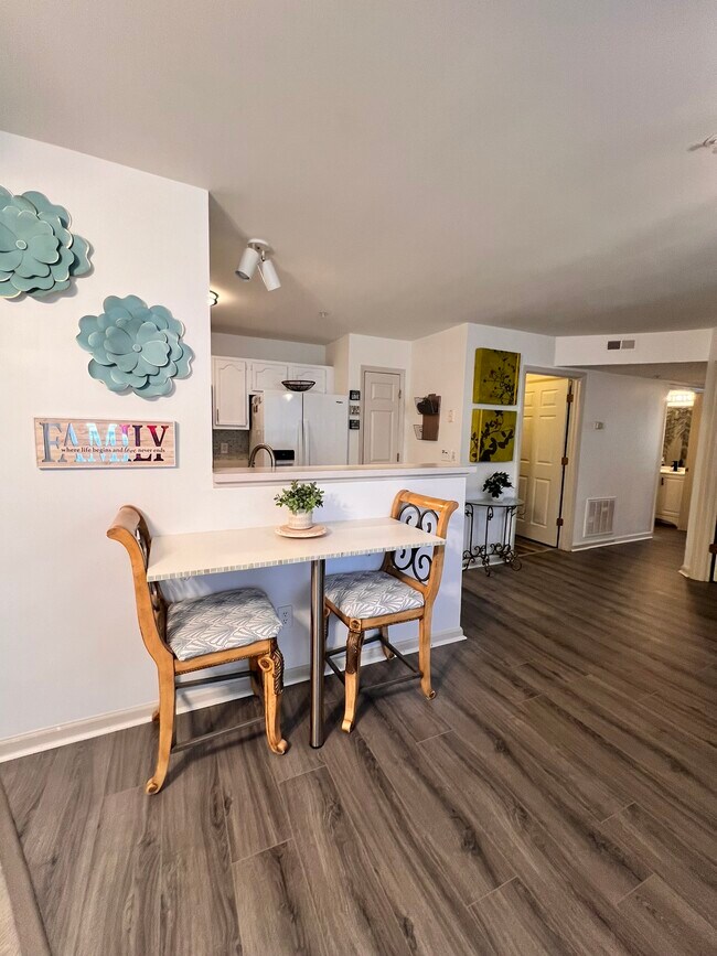 Foto del edificio - 711 Rivertree Ln