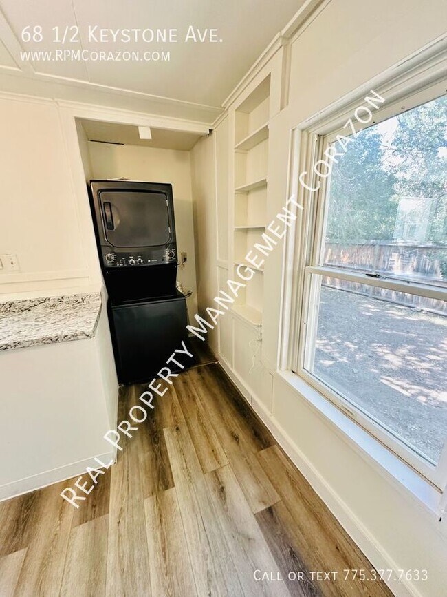 Building Photo - Cute 2 bedroom home w/ laundry and fenced ...