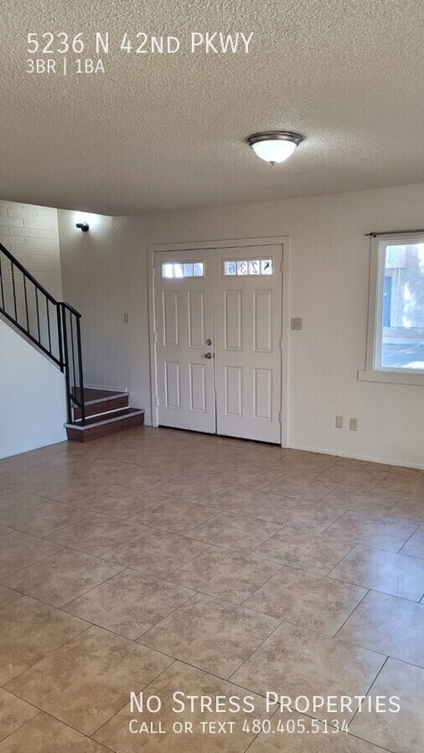 Primary Photo - 3 Bed Town Home off 43rd Ave & Camelback Rd!