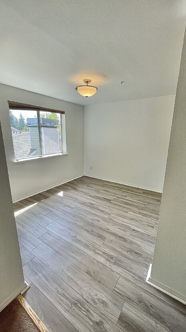 Foto del edificio - Serene Top-Floor Condo in Lake Forest Park...