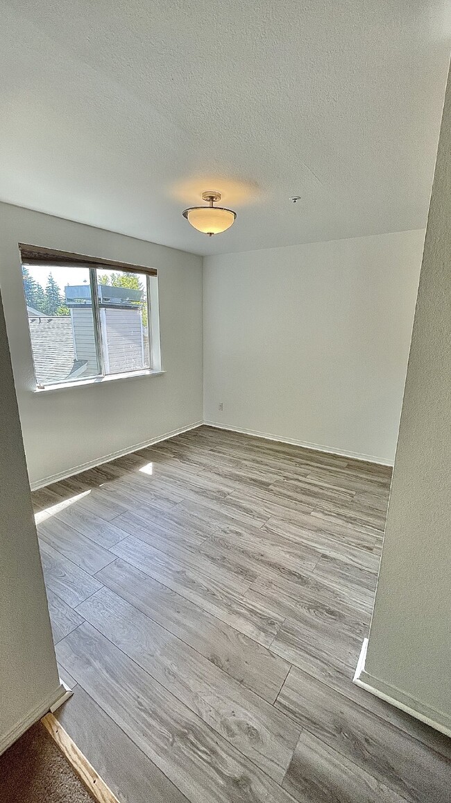Building Photo - Serene Top-Floor Condo in Lake Forest Park...