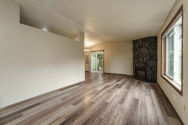 Foto del edificio - Single-Level 2 Bedroom 2 Bath Duplex with Private Deck and Attached Garage