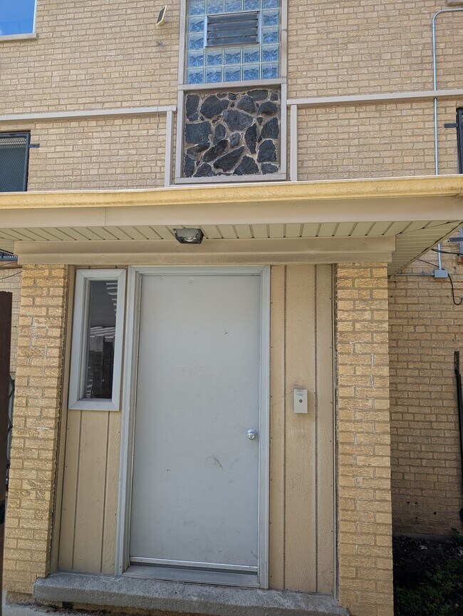 Building Photo - 1047 E 80th St